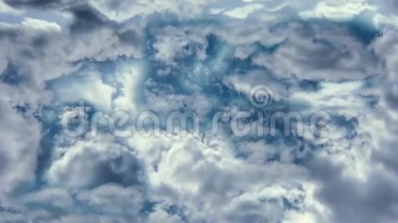 在平静而正常的天气里在云中飞翔视频的预览图