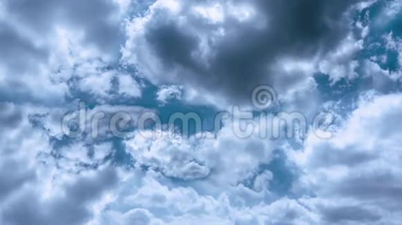 在平静而正常的天气里在云中飞翔视频的预览图