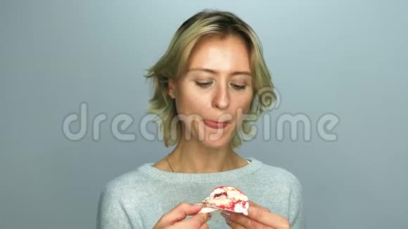 年轻的女人在吃蛋糕视频的预览图