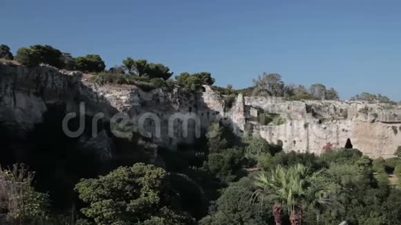 参观希腊剧院的废墟视频的预览图