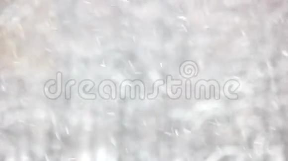 模糊的背景下飘落的雪视频的预览图