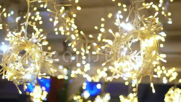 五颜六色的灯光圣诞节视频的预览图