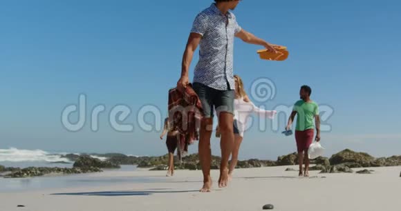 团体朋友一起在海滩散步视频的预览图