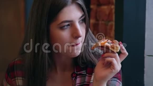 漂亮迷人的女人在咖啡馆里吃披萨视频的预览图