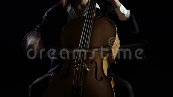 大提琴演奏音乐作曲黑色背景视频的预览图