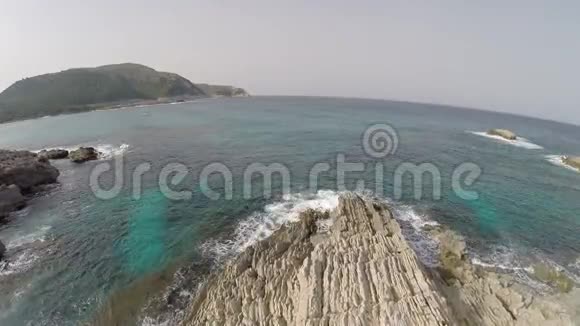 地中海海岸线和悬崖空中飞行马略卡视频的预览图