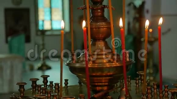 蜡烛黑暗的俄罗斯教堂东正教圣礼慢动作视频视频的预览图