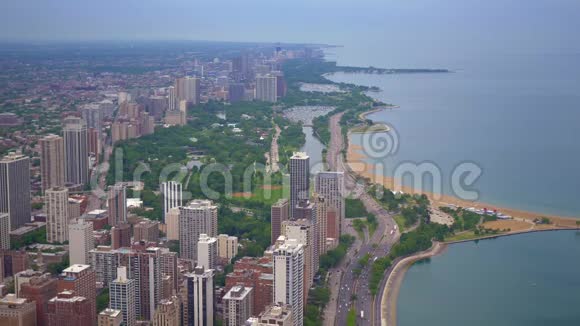 芝加哥和密歇根湖从上面惊人的鸟瞰图视频的预览图