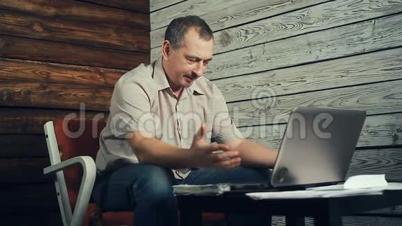 自由职业者在电脑上工作的成功视频的预览图