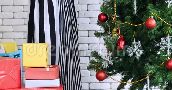 亚洲女人装饰圣诞树视频的预览图