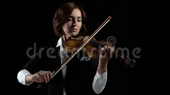 在房间里演奏小提琴的女孩黑色背景视频的预览图
