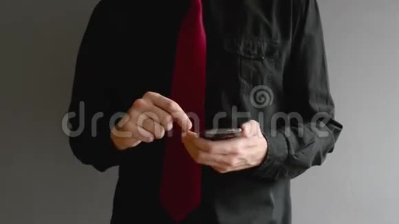 商人在他的智能手机上录制短信利用现代通信技术视频的预览图
