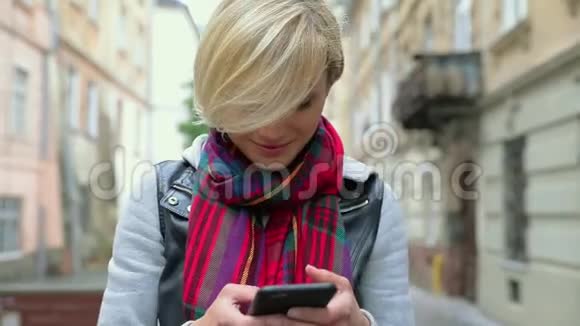 城市街用手机的美女视频的预览图