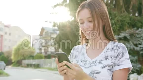 年轻女士在城里用电话视频的预览图