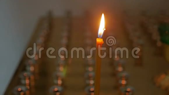 教堂中烛光黑暗俄罗斯圣礼正统仪式慢动作视频视频的预览图