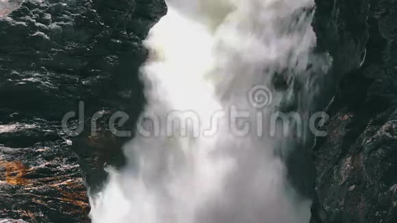 拉瓦油田的瀑布视频的预览图