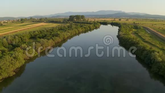 克罗地亚Cetina河的鸟瞰图视频的预览图
