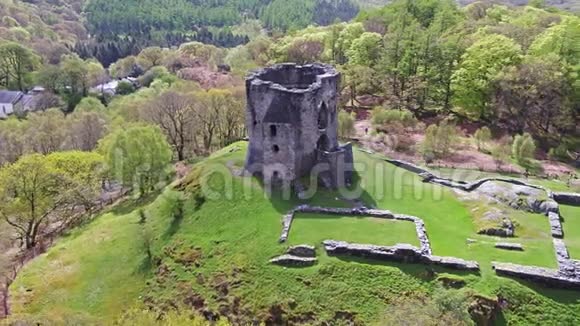鸟瞰历史悠久的多尔巴达恩城堡位于威尔士斯诺多尼亚的兰贝里斯建于13世纪视频的预览图