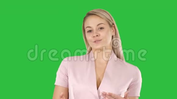 年轻女子对着镜头在绿色屏幕上说话色度键视频的预览图