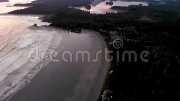 托菲诺温哥华岛在托菲诺海滩的鸟瞰图日落时人们在加拿大温哥华岛冲浪视频的预览图