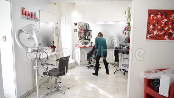 美容店和理发店里美丽的黑发女郎视频的预览图