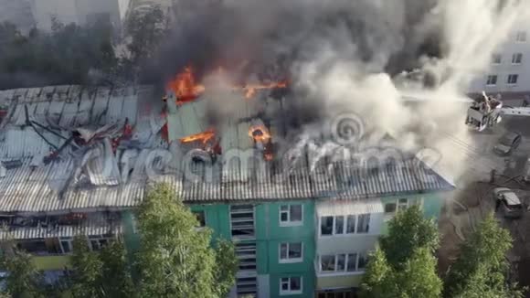 燃烧屋顶的一栋住宅高层建筑云烟自火顶部视图视频的预览图