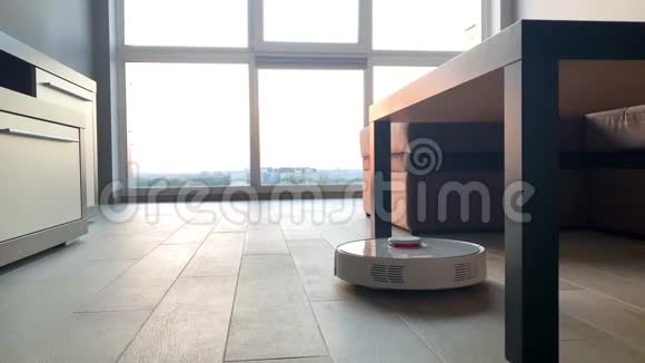 智能家居机器人吸尘器在一定时间对公寓进行自动清洁视频的预览图