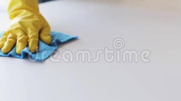 用抹布清洁台手提橡胶手套视频的预览图