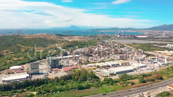 空中观景炼油厂石油工业视频的预览图