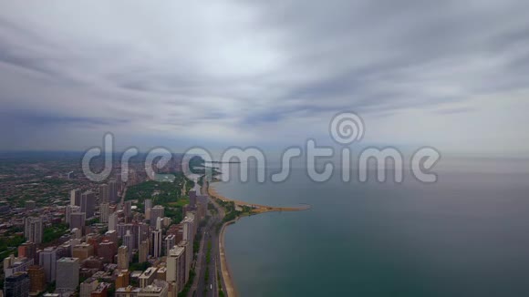 从上面可以看到芝加哥惊人的空中景色视频的预览图