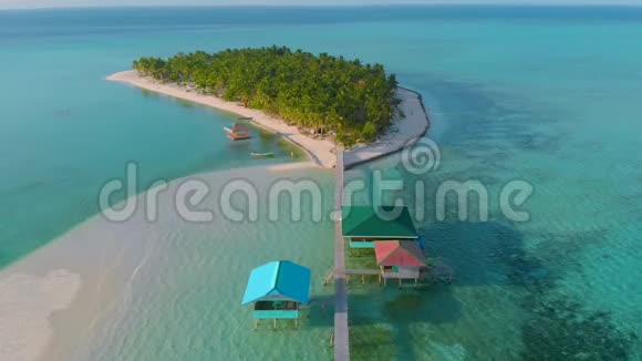 菲律宾小岛热带岛屿的4K空中景观白色海滩棕榈树和无尽的绿松石视频的预览图