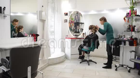 美容店和理发店里美丽的黑发女郎视频的预览图