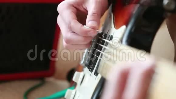 弹电吉他的人手视频的预览图