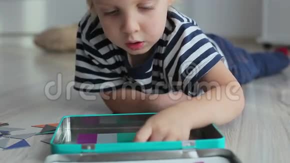 孩子在地板上玩拼图游戏视频的预览图