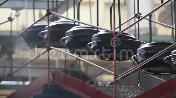 工厂带轮胎的输送机轮胎的生产视频的预览图