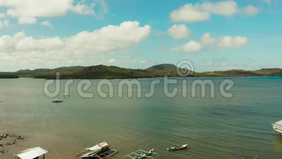 热带岛屿上的海岸线巴拉巴茨岛巴拉瓦视频的预览图