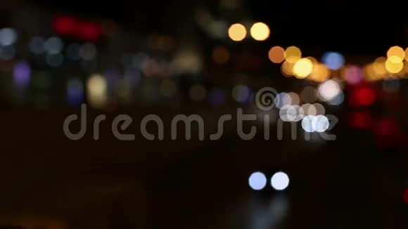 城市夜间车辆通行重点之外视频的预览图