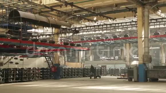 制造轮胎工厂带轮胎的输送机视频的预览图