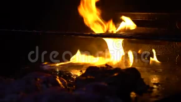 法国村庄的圣让节马的火焰雕塑视频的预览图
