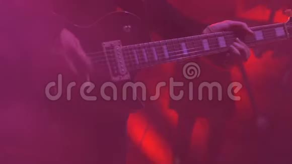 吉他手在舞台上视频的预览图