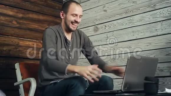 自由职业者在电脑上工作的成功视频的预览图