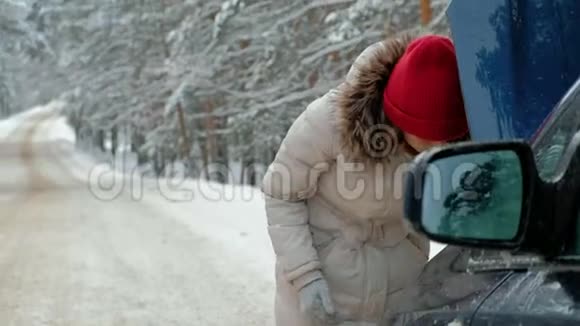 冬天有辆草车在路上的女人视频的预览图