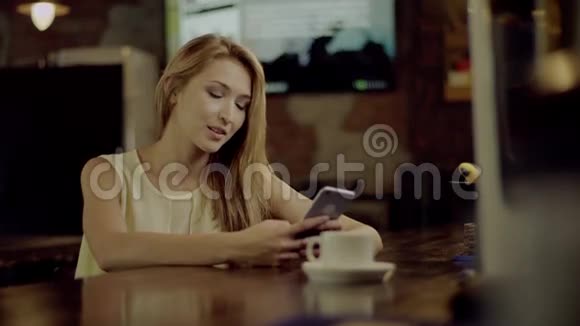 在咖啡馆里输入手机视频的预览图