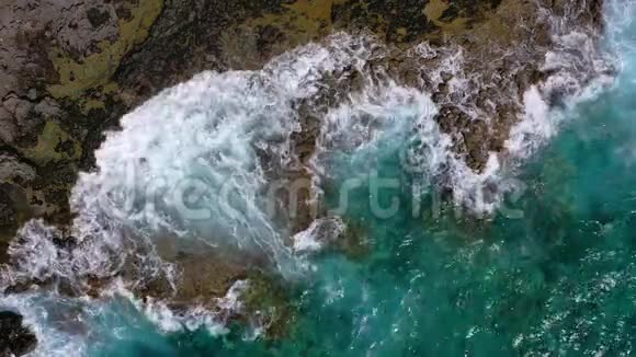 无人的海岸的俯视图特内里费岛的岩石海岸空中无人机的海浪到达海岸的镜头视频的预览图