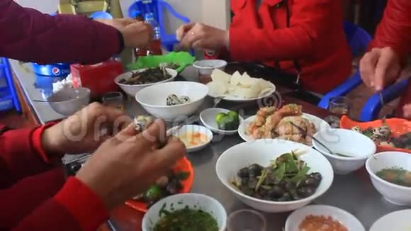 人们在传统的街头食品市场吃饭视频的预览图