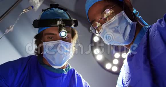 执行4k操作的外科医生视频的预览图