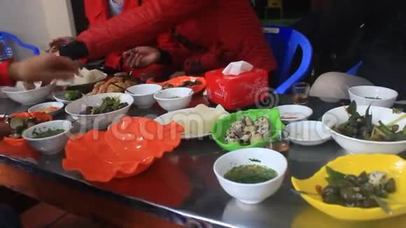 人们在传统的街头食品市场吃饭视频的预览图