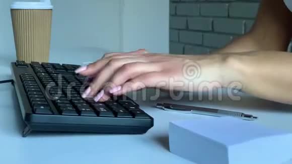 坐在办公桌前用笔记本电脑打字的女人视频的预览图