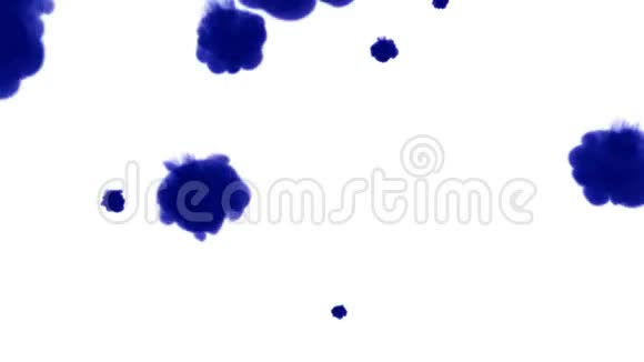 大量的孤立的蓝色墨水注入蓝色油漆在水中卷曲以缓慢的运动射击使用inky背景或视频的预览图