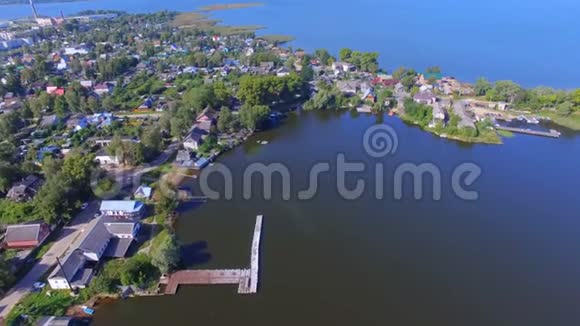 俄罗斯塞利格湖奥斯塔什科夫镇的斯特兰德和码头的鸟瞰图视频的预览图